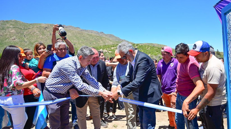 El gobernador inauguró una nueva cisterna en Villa del Carmen 