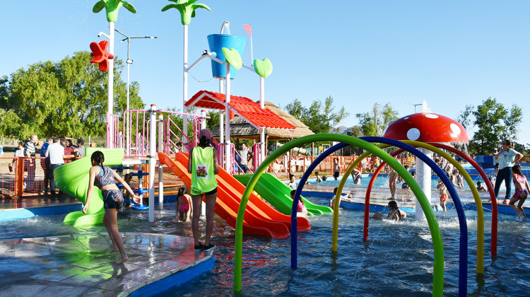 Con inversión de la Provincia, se inauguraron juegos acuáticos en el balneario de La Punta