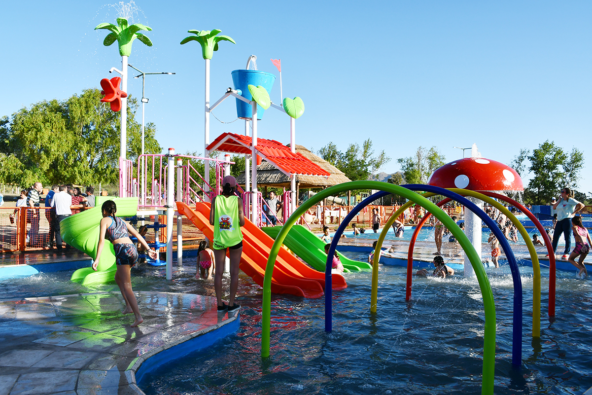 Con inversión de la Provincia, se inauguraron juegos acuáticos en el balneario de La Punta