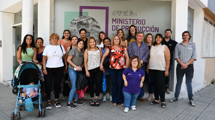 Comenzaron el curso las mujeres que buscan iniciarse en el sector apícola