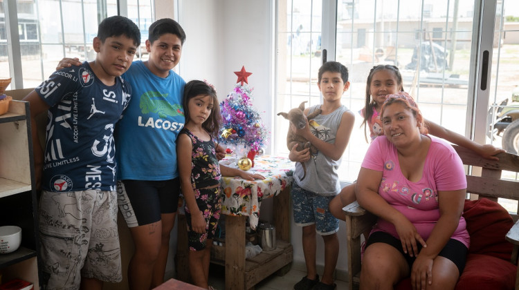 La magia de armar por primera vez el árbol de Navidad en la casa propia