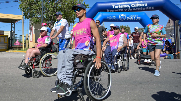 Una correcaminata le puso color al centro de San Luis en el Día de las Personas con Discapacidad