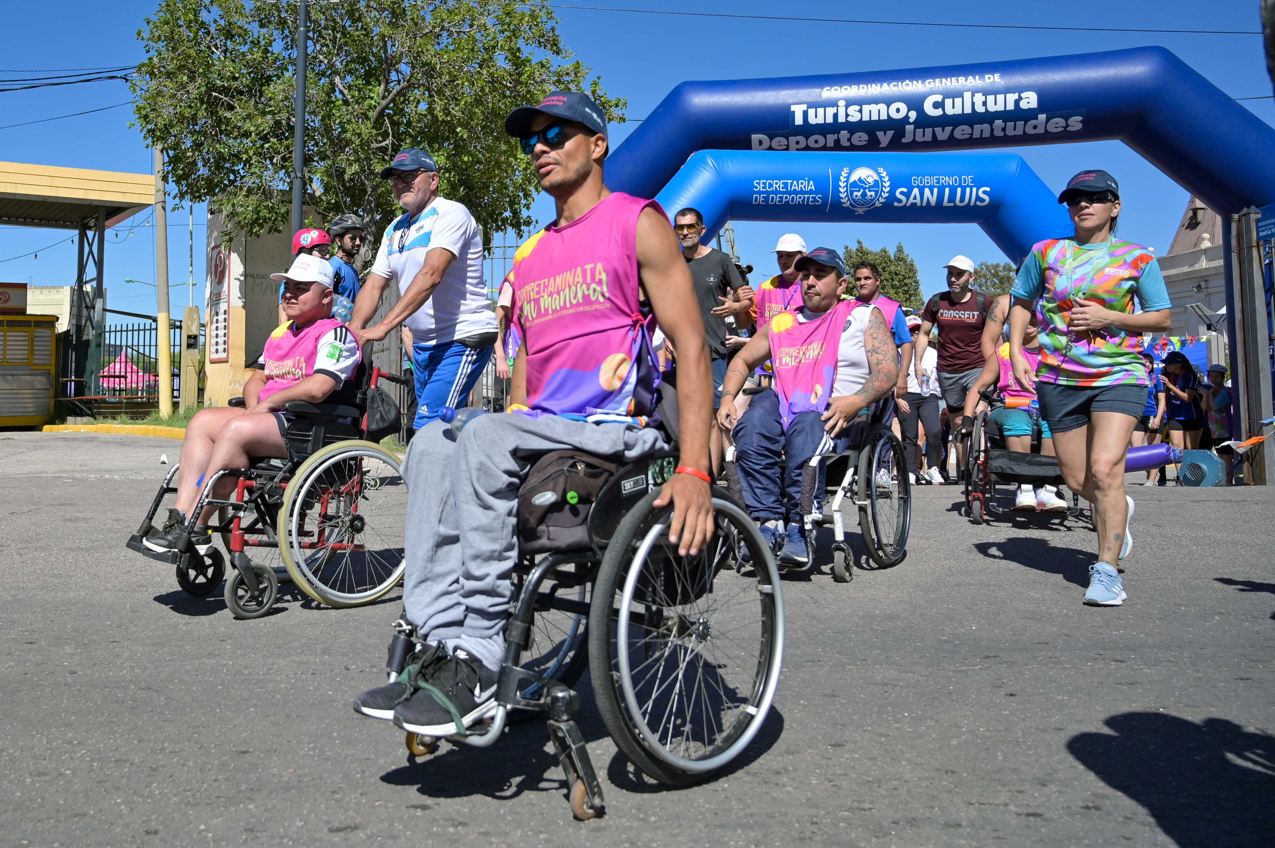 Una correcaminata le puso color al centro de San Luis en el Día de las Personas con Discapacidad