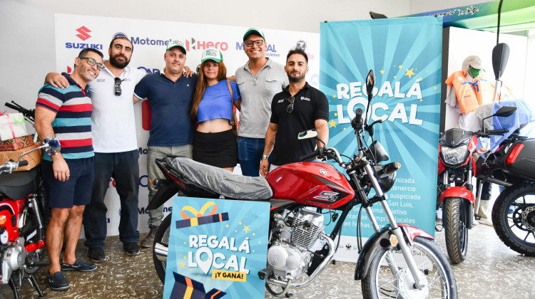 “Regalá Local” entregó la moto al ganador de la edición Día de la Madre