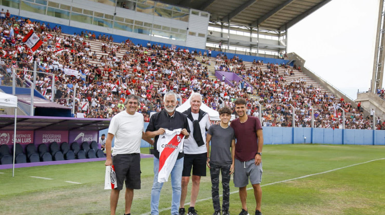 El gobernador presenció el entrenamiento de River en el “Juan Gilberto Funes”