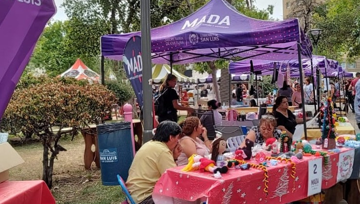 Con más de 80 artesanos, realizaron el MADA Navideño en la Plaza Independencia