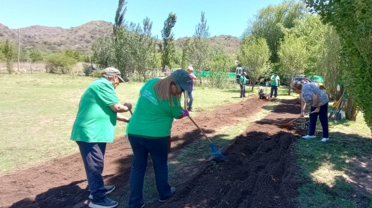 Capacitaciones y armado de huertas en el interior de la provincia