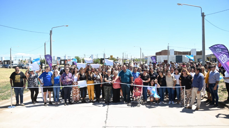 Inauguración de pavimento e inicio de extensión de red de gas y otras obras públicas en Villa Mercedes