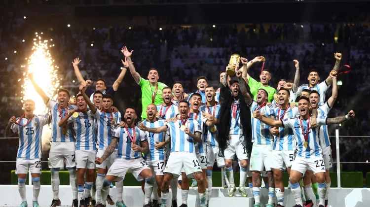 El país celebra la tercera copa mundial