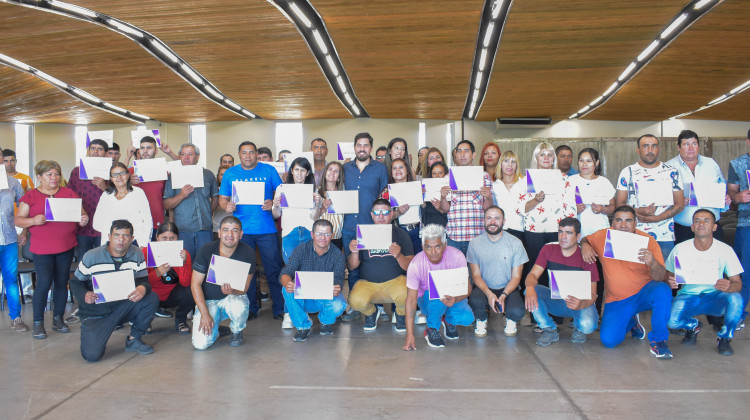 Alumnos de la Escuela de Alfabetización de Desarrollo Social recibieron sus certificados de estudios