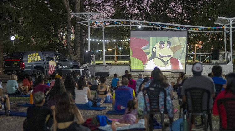 El Cine Móvil convocó a un centenar de puntanos en el Parque de las Naciones