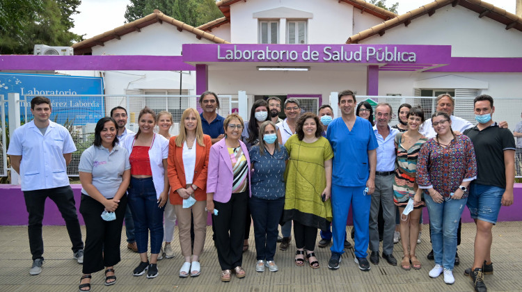 Visita de autoridades nacionales al Laboratorio de Salud Pública “Dr. Dalmiro Pérez Laborda”