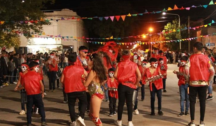 Con música, color y alegría, llegan los carnavales a Quines