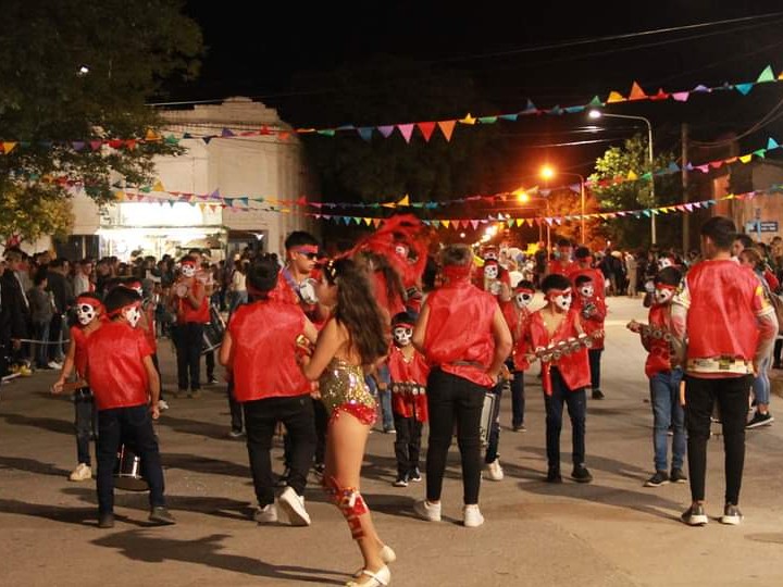 Con música, color y alegría, llegan los carnavales a Quines