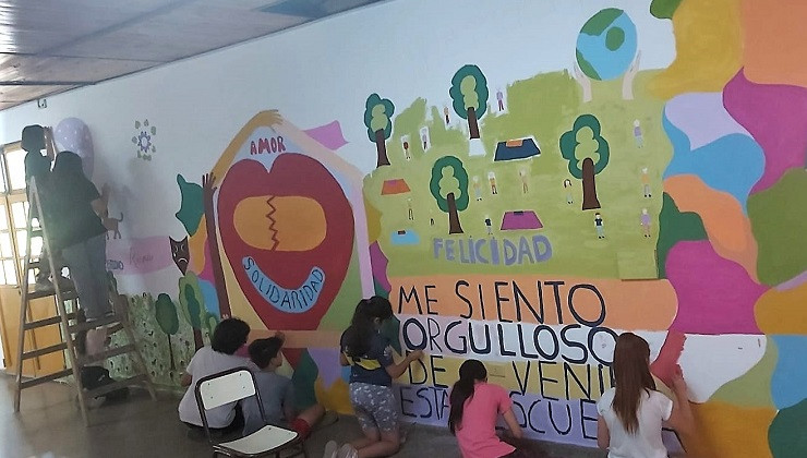 En plenas vacaciones, estudiantes de una escuela pintaron un mural referido a los valores