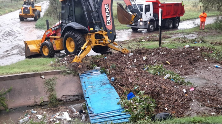 San Luis Agua intensifica los trabajos de limpieza de canales en Villa Mercedes