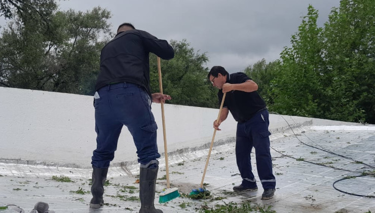 Distintas cuadrillas trabajan en arreglos en escuelas tras el temporal