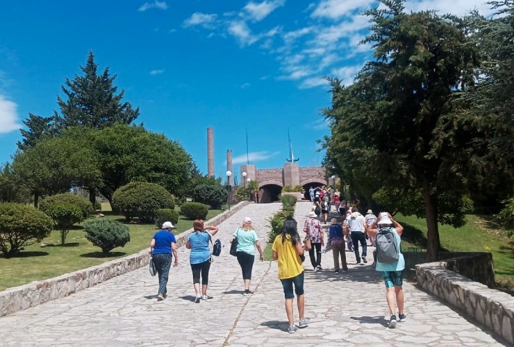 Este domingo más de 2.500 personas visitaron el Monumento al Pueblo Puntano