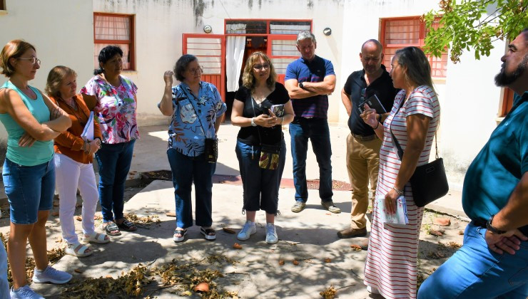 Trabajan en equipo para planificar el comienzo de clases para cinco instituciones educativas