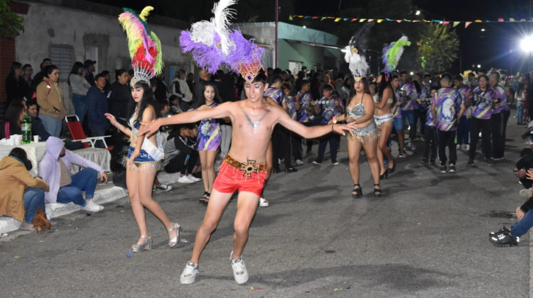 Murgas y comparsas brillaron en la 10° edición del Carnaval de las Sierras de Villa de la Quebrada