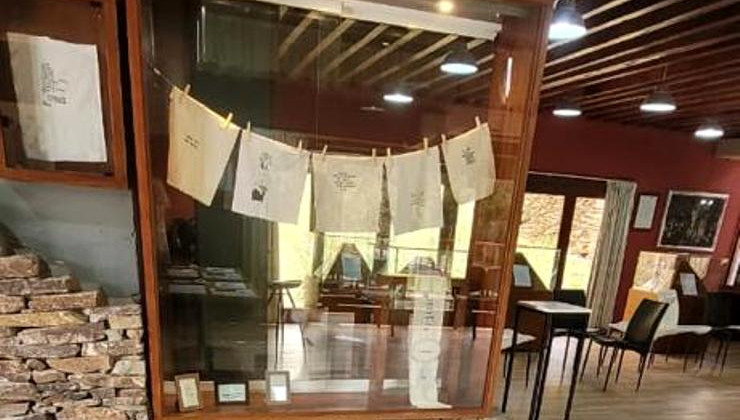 “Tirar del hilo”, es la nueva muestra de poesía textil en La Carolina