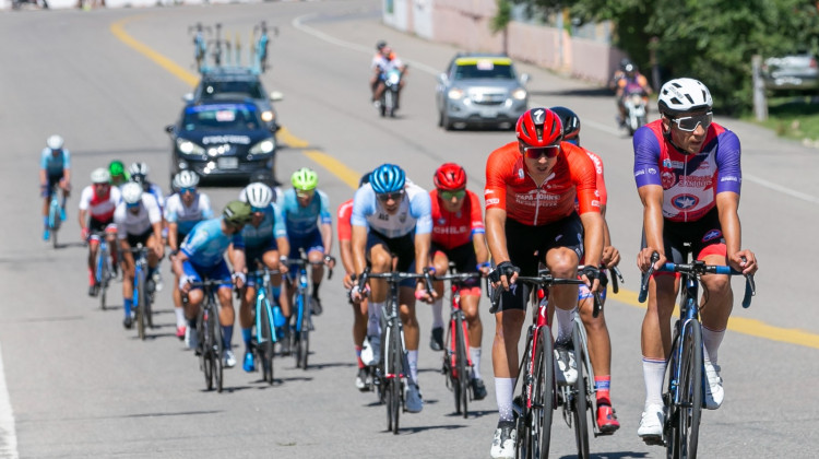 Frente al Golf Club se puso en marcha la etapa Reina de la Vuelta del Porvenir