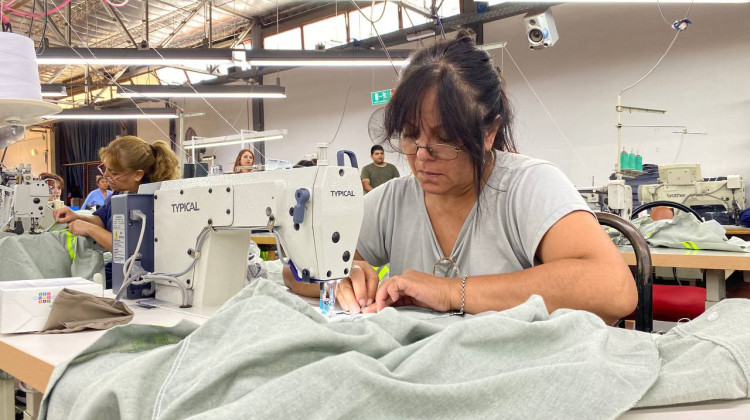 Inserción Laboral: 20 beneficiarios se incorporaron a la textil Guayabera