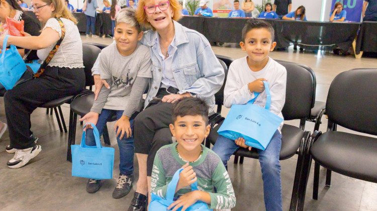 Los niños y niñas de San Luis comenzaron a recibir sus tablets