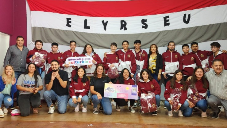 Intercolegiales Culturales: la promoción “Elyrseu” de Nogolí recibió la indumentaria