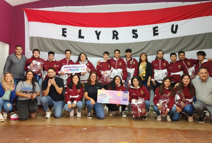 Intercolegiales Culturales: la promoción “Elyrseu” de Nogolí recibió la indumentaria