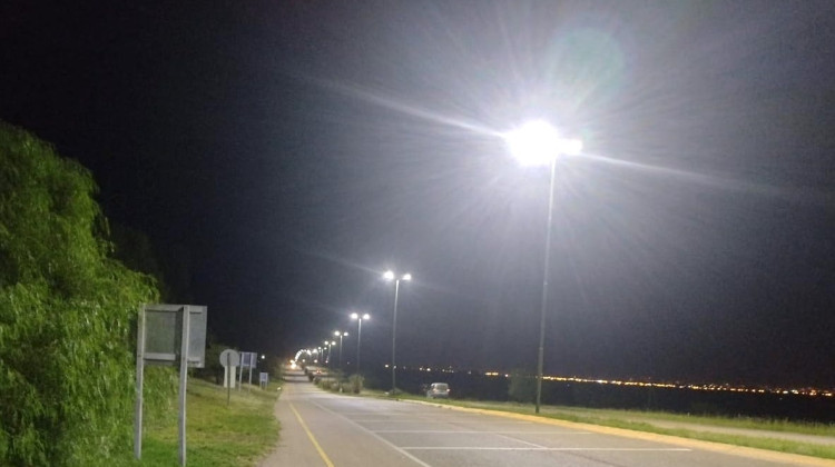 Avanza la obra de modernización de las luminarias de la Autopista 25 de Mayo e iluminación del tramo Suyuque-Los Molles