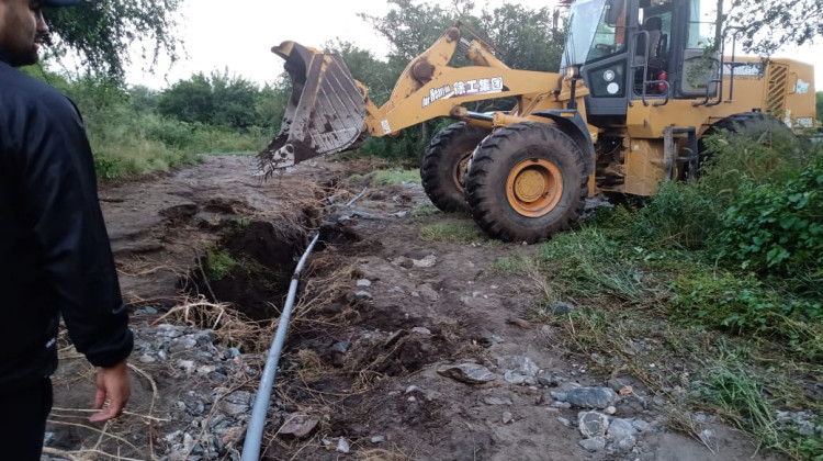 A pesar de la lluvia, trabajan para mantener los caminos habilitados y brindar asistencia a los vecinos