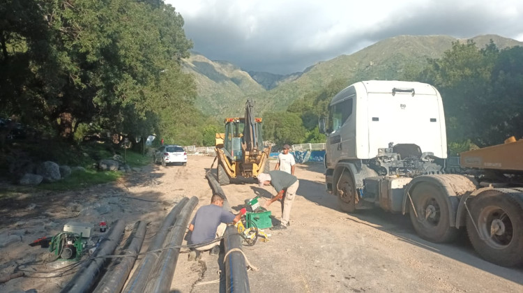 Trabajan en el sistema hídrico de la localidad de Los Molles que fue afectado por las intensas lluvias