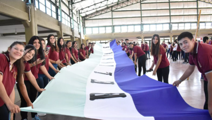 Intercolegiales Culturales: estudiantes de Donovan y Algarrobos Blancos recibirán la indumentaria de la promoción