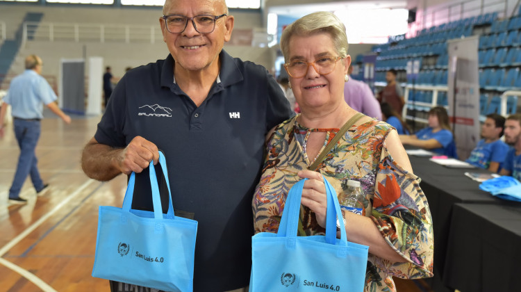 Comenzó la entrega de tablets para jubilados en Villa Mercedes