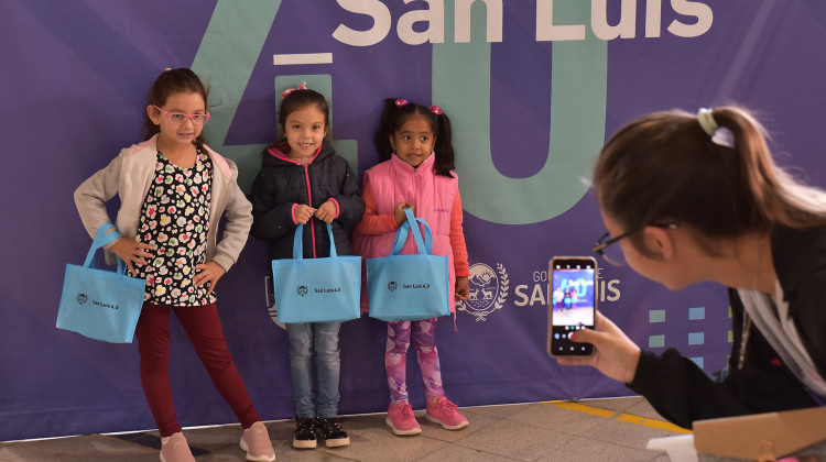 Este jueves recibieron sus tablets alumnos y Jubilados de Tilisarao