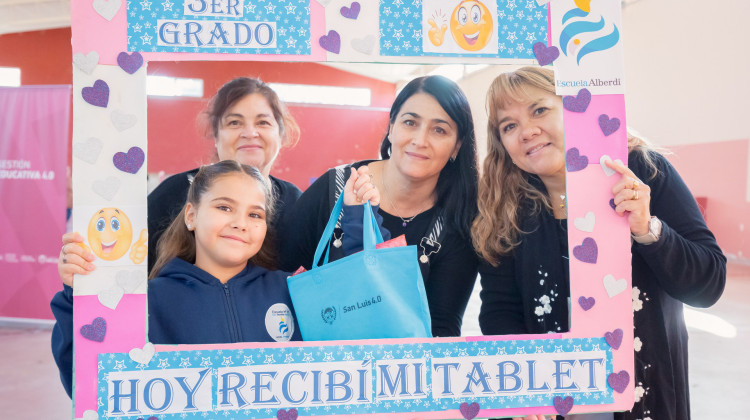 Las tablets llegaron a Justo Daract y llevaron alegría a niños y jubilados