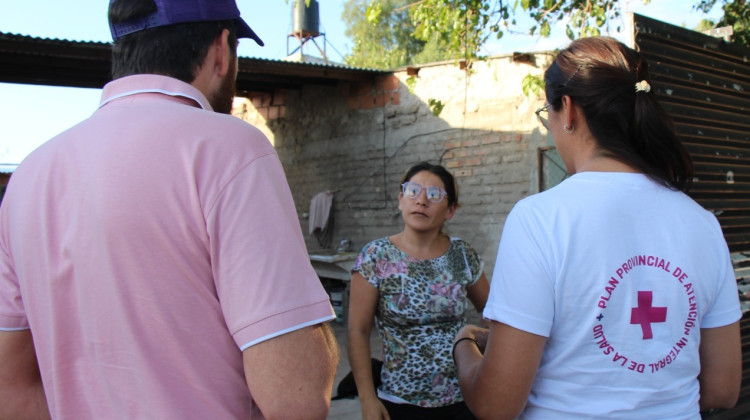 Vecinos y vecinas del Barrio “Eva Perón” recibieron sus lentes recetados