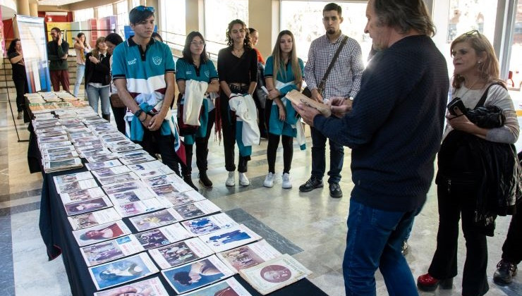 El actor Marcelo Di Gennaro comparte una colección con más de 2.000 ejemplares de teatro