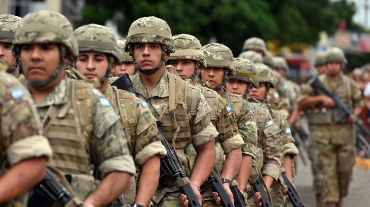 Estudiantes, asociaciones y fuerzas de seguridad acompañaron a los excombatientes de Malvinas en el desfile para rendirles homenaje