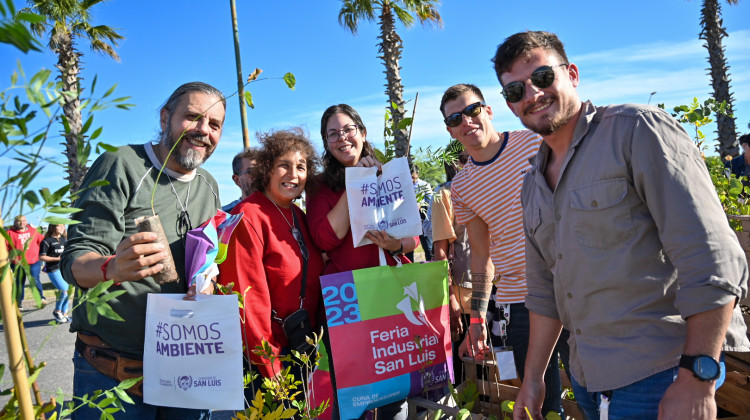 En el Día Internacional de la Madre Tierra, la feria vivió una forestación masiva