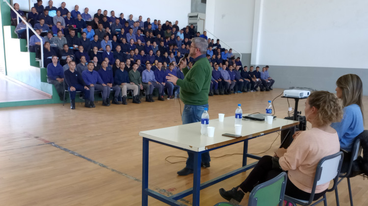 Futuros agentes y subayudantes participaron de una charla sobre derechos de las y los consumidores