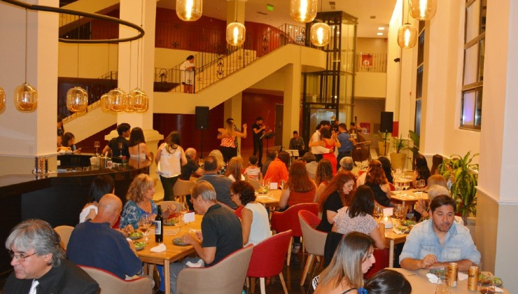 El buffet del Cine Teatro ofrecerá una cena, luego de la presentación de Pedro Aznar