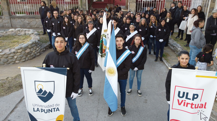 Estudiantes de la ULP Virtual y una participación histórica en el homenaje a la Patria