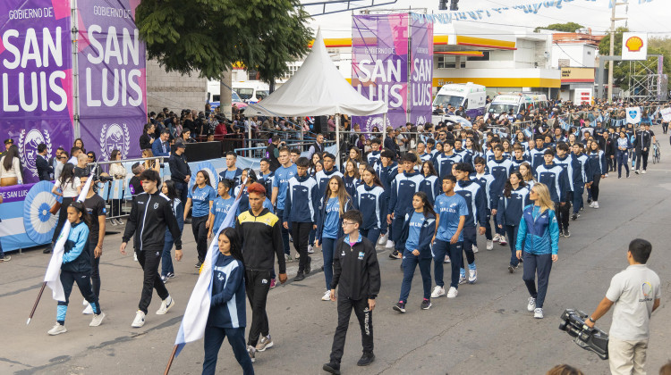 Más de 250 deportistas, entrenadores y dirigentes deportivos desfilaron en el Día de la Patria