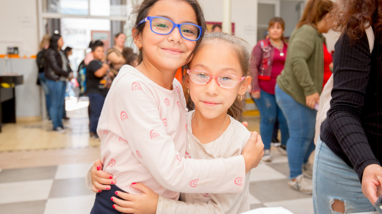 Los chicos de la “Albert Einstein” ya tienen sus lentes 