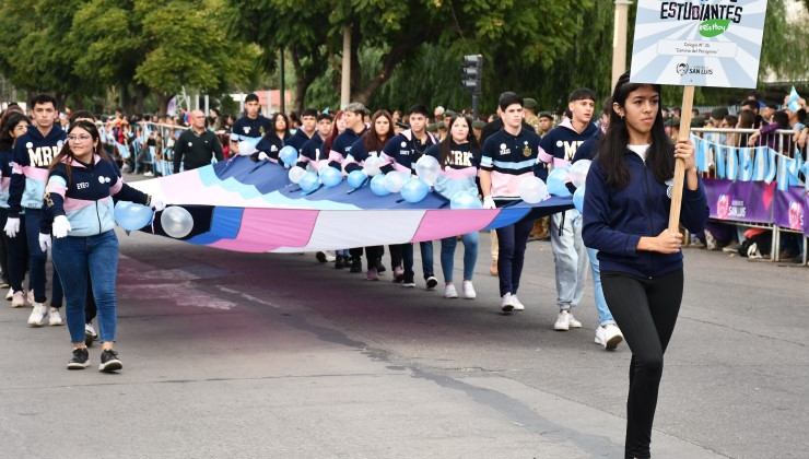 Los centros de estudiantes también rindieron honores en el Día de la Patria