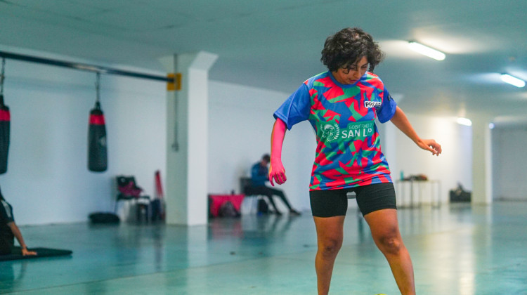 Una jugadora de Selección Argentina entrena en las escuelas deportivas de La Pedrera