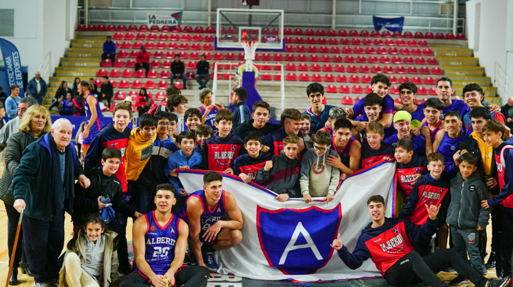 Alberdi le regaló una noche histórica al básquet de Villa Mercedes