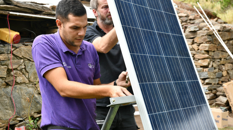 Continúa la instalación de heladeras y pantallas solares en zonas rurales